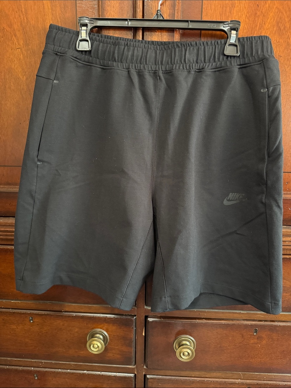 Nike Men’s Large Black Shorts Standard Fit at knee length